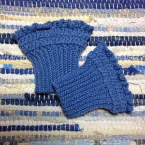 crocheted wrist warmers, handmade by Habiba from craftifymylove.com