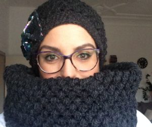 Free tutorial for a puff stitch hat and infinity scarf by Habiba from craftifymylove.com