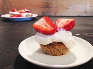 This image shows low-calory strawberry cupcakes that are made of oats, bananas, and apple sauce.