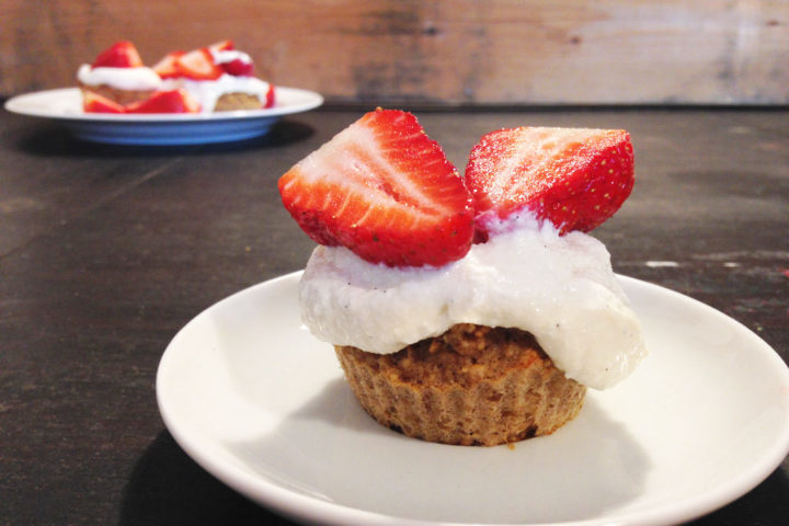 This image shows low-calory strawberry cupcakes that are made of oats, bananas, and apple sauce.