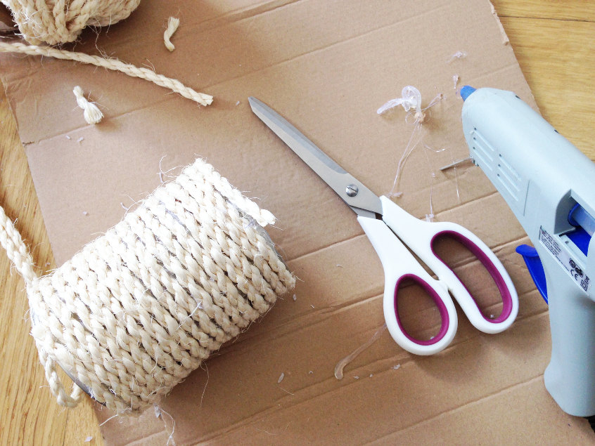 Cut the rope and glue the ending tightly to the top of your nautical inspired upcycled vase.