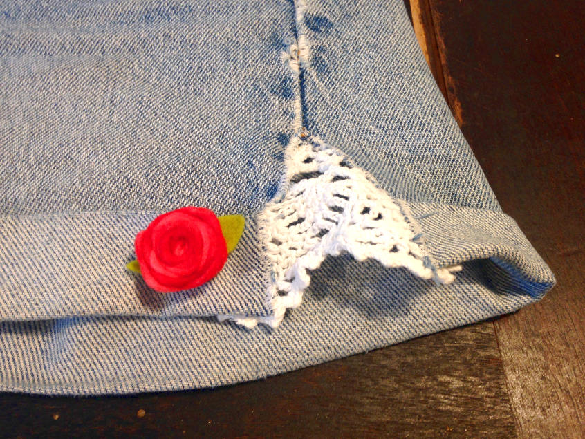 A rose brooch and some lace to up your shorts game in the summer. No thighs squishing out of this shorts.