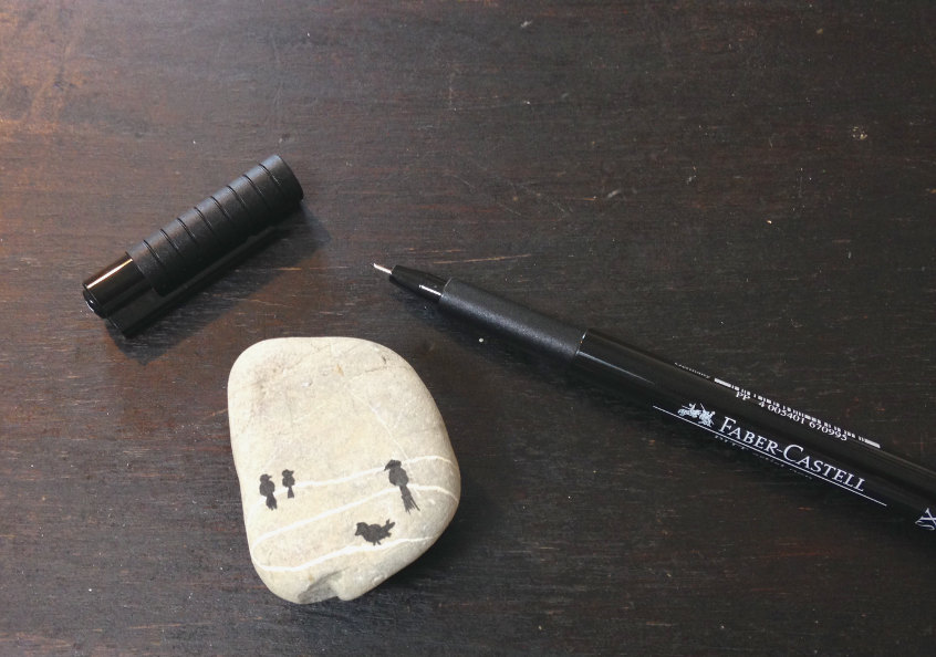 Using an artist pen in XS you'll paint bird shapes onto the rock. 