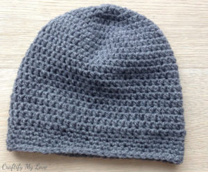 Quickly done crocheted basic men's hat or beanie in dark grey