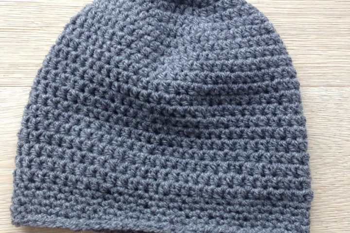 Quickly done crocheted basic men's hat or beanie in dark grey