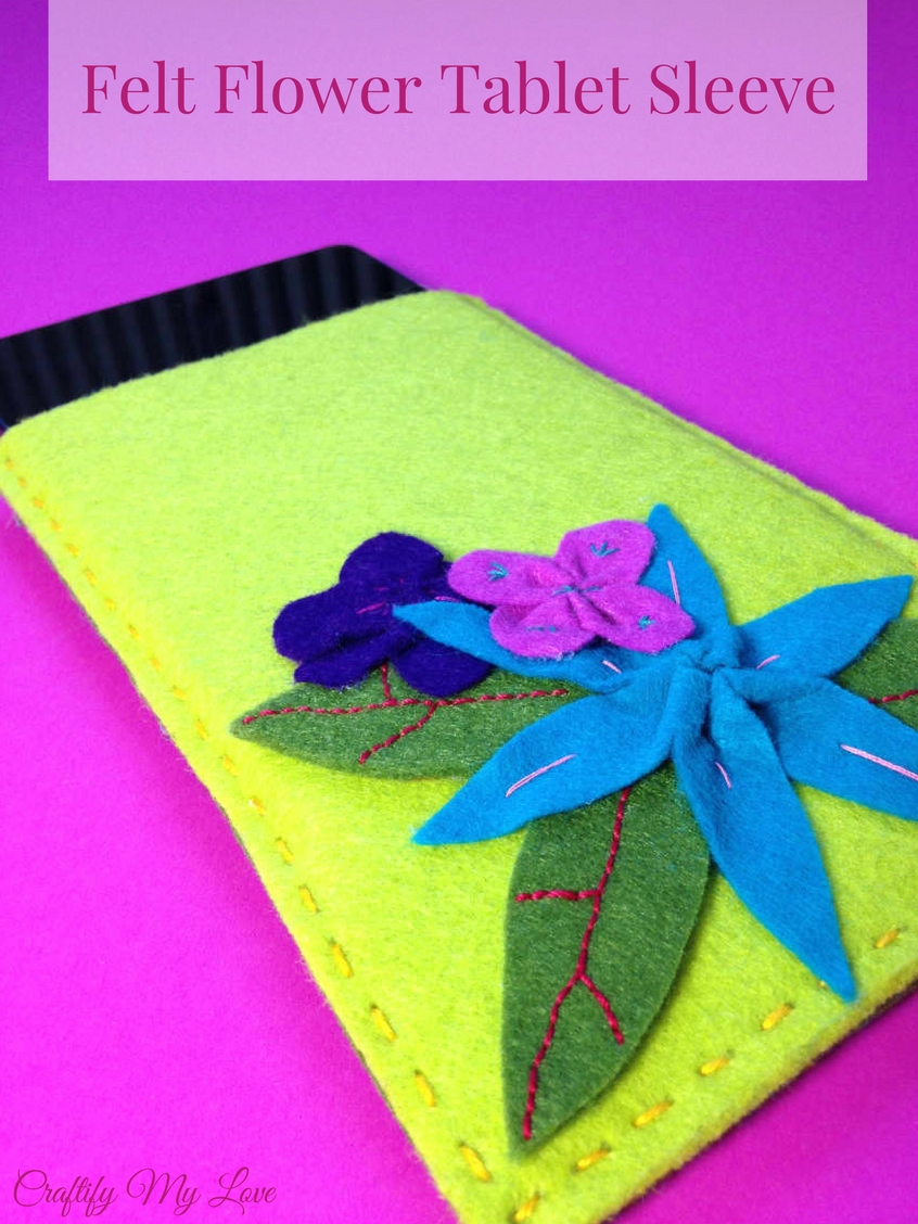 Click now for an easy tutorial on how to make your very own felt flower tablet sleeve!