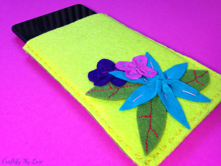 Easy tutorial on how to make a felt tablet sleeve for your iPad and decorate it with flowers