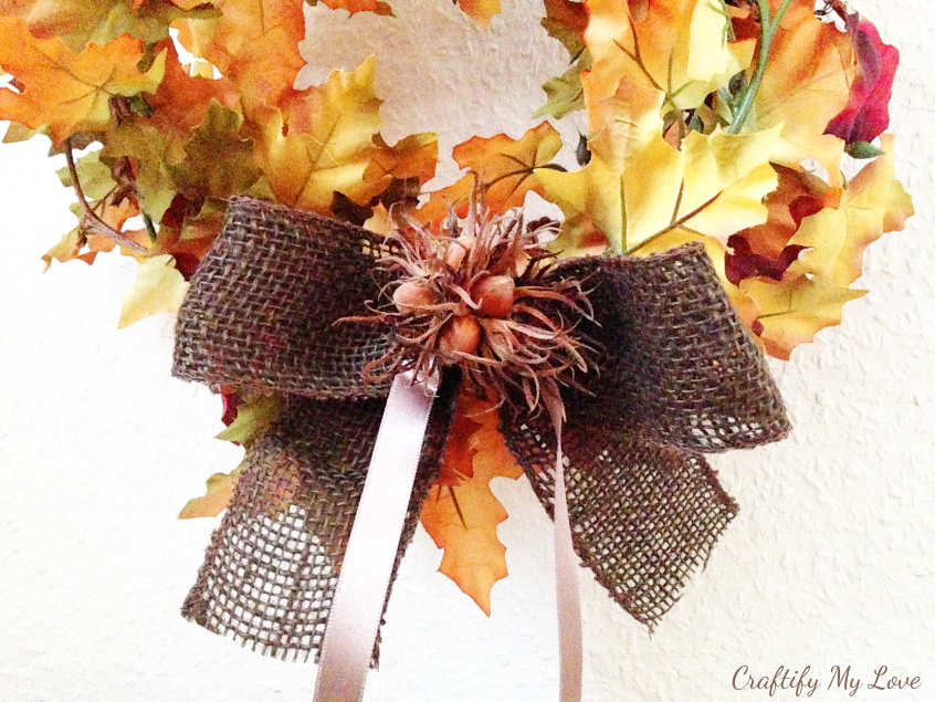 Learn how to make this easy burlap bow with hazelnut decoration DIY