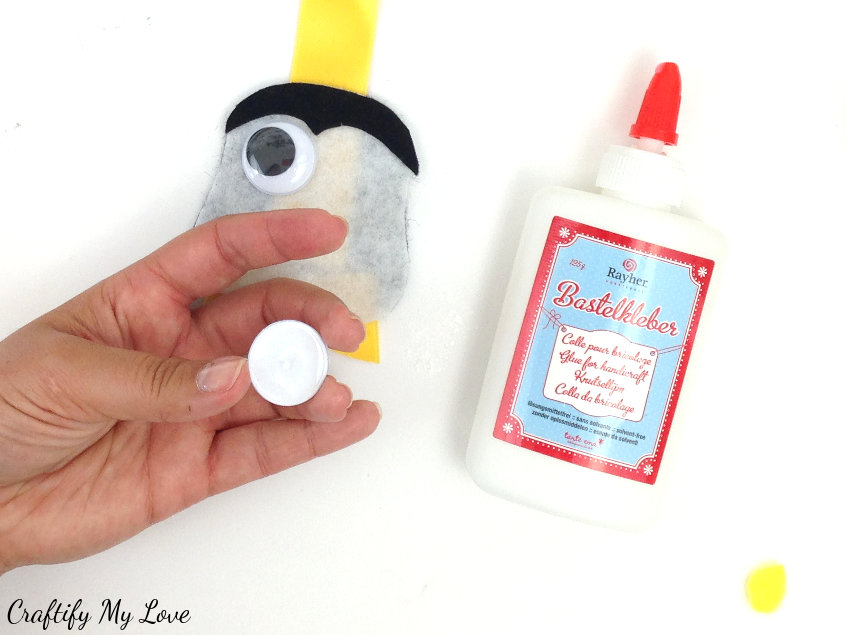 Wiggly Eyes crafting project can be attached using hot glue or craft glue