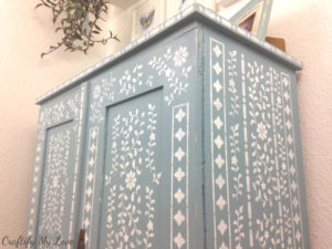 Beautifully stenciled faux bone inlay white and blue Anthropologie inspired dresser. A simple upcycling DIY from a thrift store find.