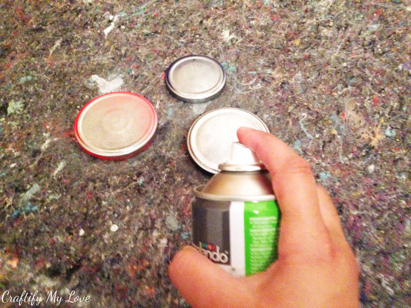 lid from a pickles jar upcycling DIY project: interior design using spray paint