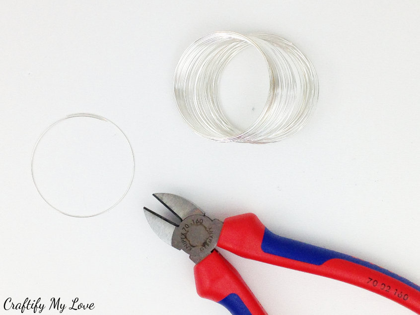 cut one round of pre-shaped memory wire that is perfect for jewellery making. It won't change it's shape