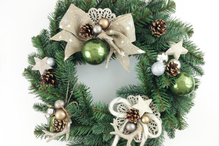 DIY deer winter wreath with antlers burlap pine cones and sparkle