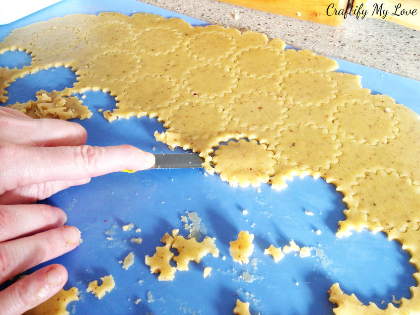 using a cookie cutter you'll be cutting out the cookies for your Christmas bakery. The result: delicious Spitzbuben Plätzchen