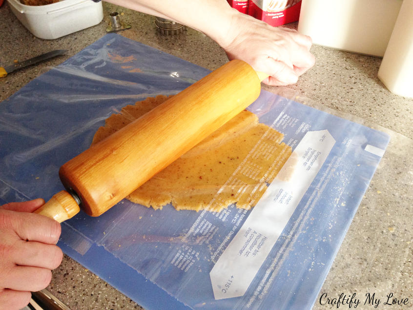 How to flatten the dough so it won't stick to your rolling pin - nifty kitchen hack