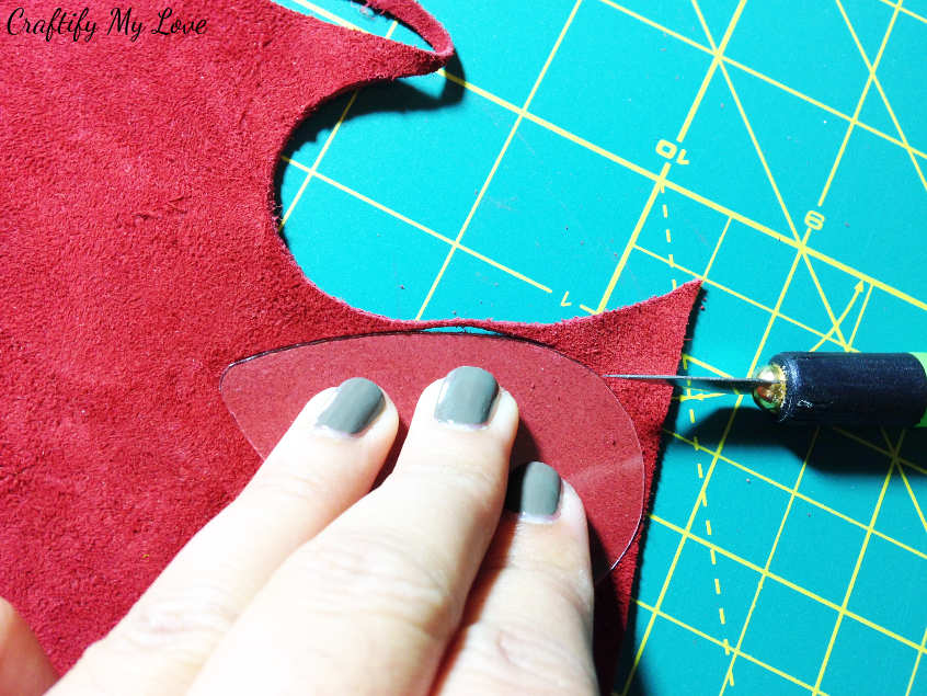 Place the tear drop template on the wrong side of your (faux) leather or suede to cut out DIY jewellery