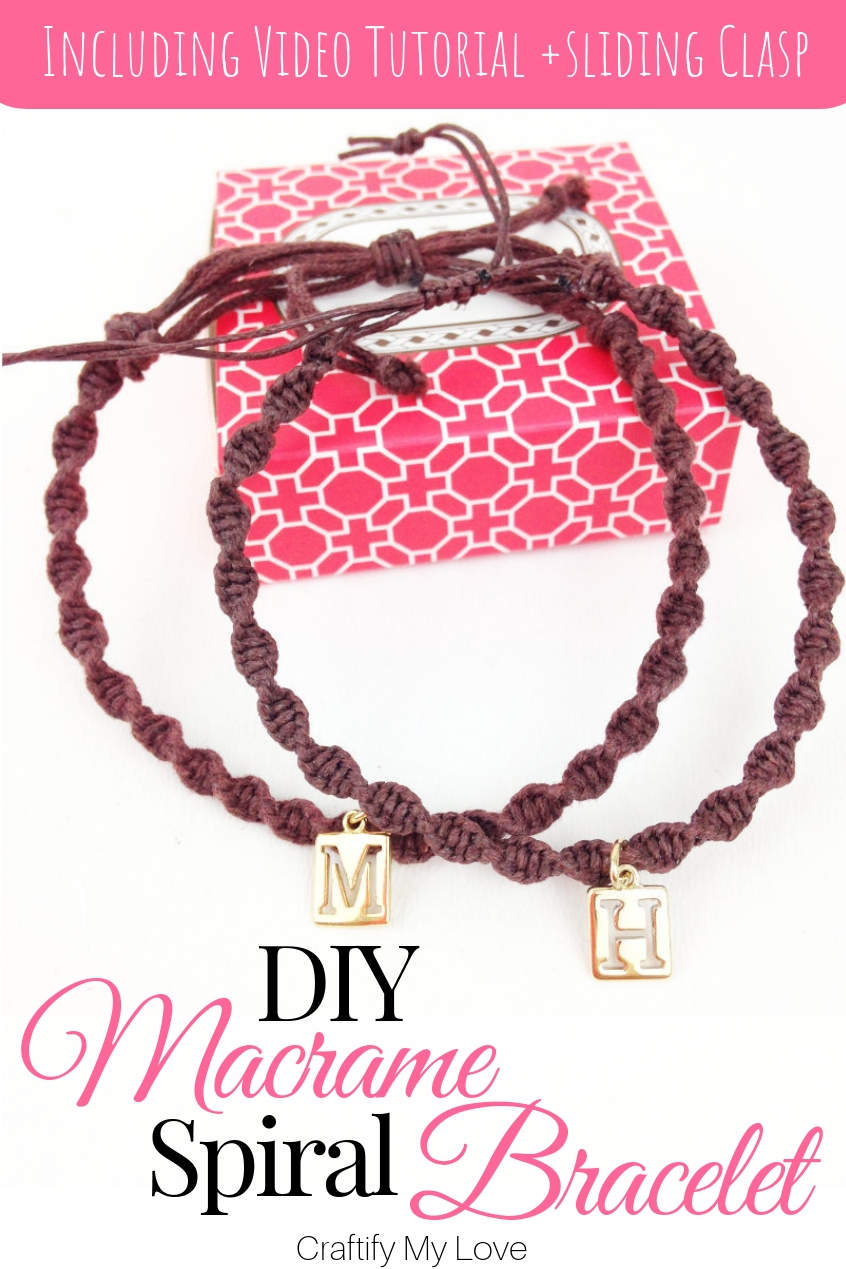 This DIY macrame spiral bracelet is super easy tu make! Click to find step-by-step instructions that even come with a video tutorial. Within minutes you'll know how to add a charm and make an adjustable sliding knot clasp using the square knot. #craftifymylove #macrame #technique #spiralbracelet #diyjewelry #giftidea #bff #partnerjewelry #slidingclasp