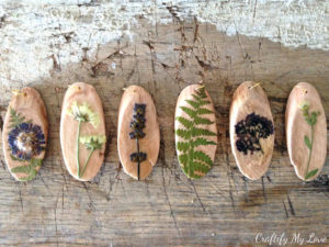 DIY nature craft jewelry necklace using wood discs and dried flowers and leaves