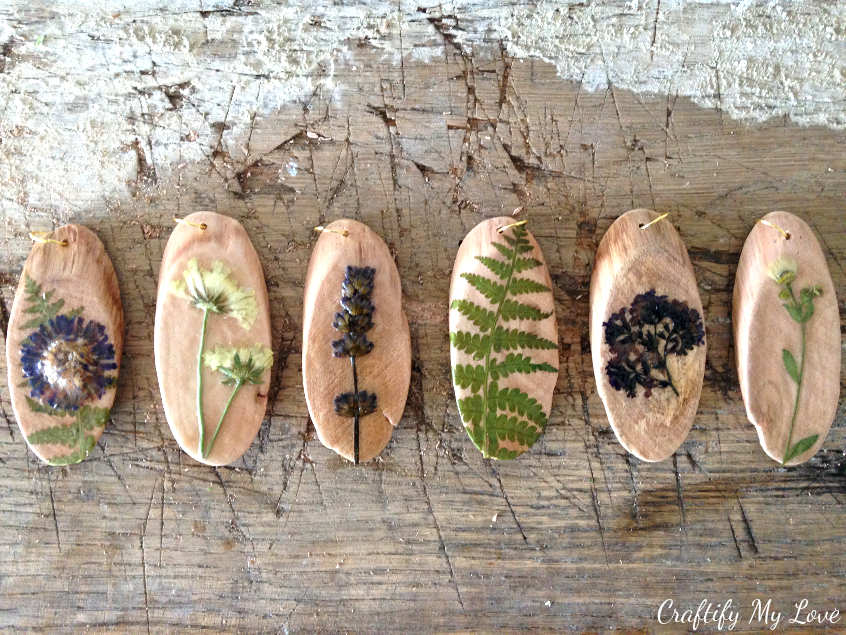 DIY nature craft jewelry necklace using wood discs and dried flowers and leaves