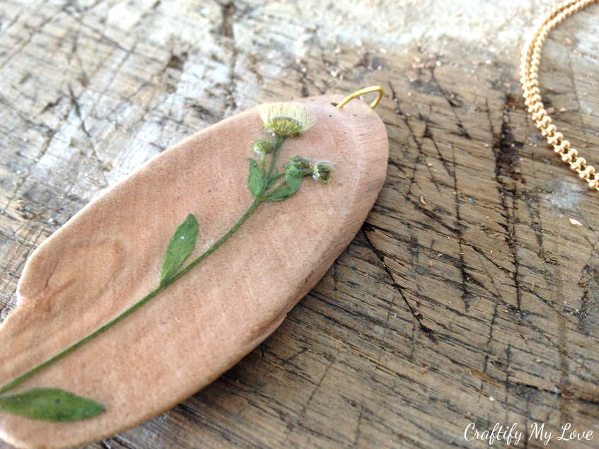 pressed and dried daisies necklace DIY nature craft for beginners