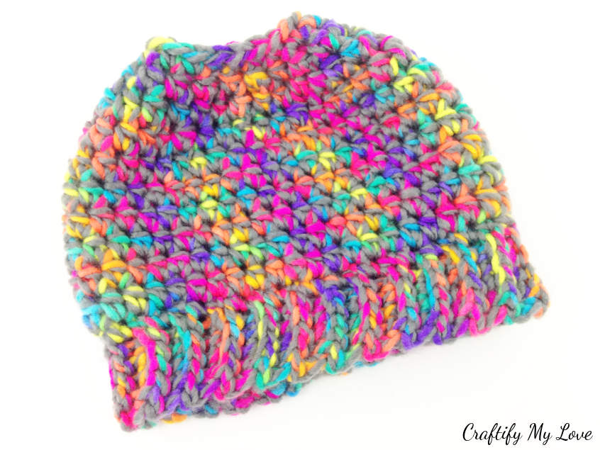 30 minutes super simple messy bun hat or ponytail hat free crocheting pattern