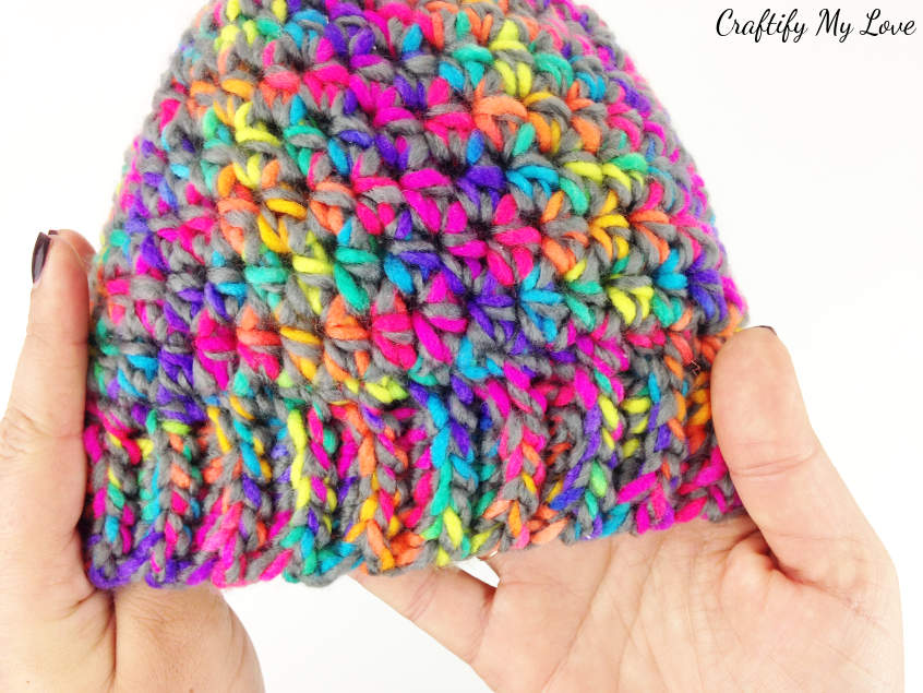 how to crochet a faux knitted seam for a messy bun hat