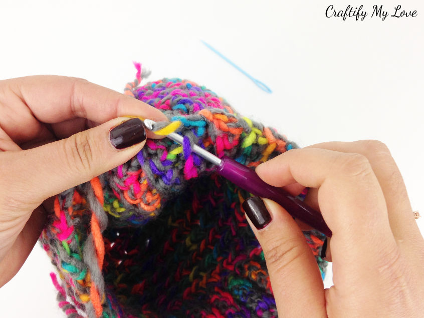 There are several things I wish I had know when I started crocheting. One of them being how to weave in ends of chunky yarn the easy way.