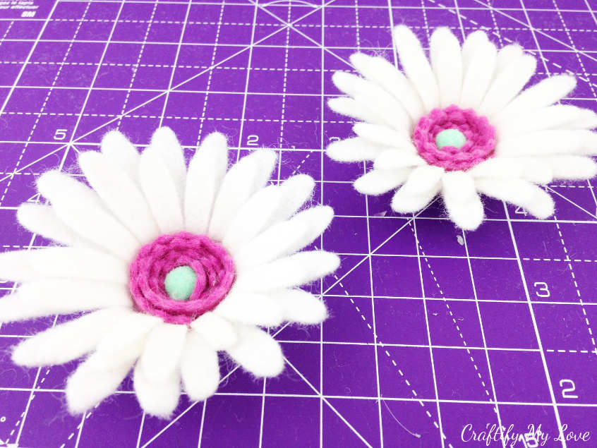 Pretty flower craft: Marguerite Daisy made with a cutting machine like the Cricut Maker, Brother ScanNCut, Silhouette Cameo. Felt flower tutorial instructions.