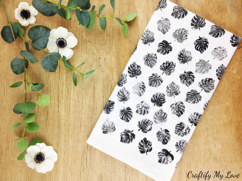 How to handstamp a DIY dish towel sporting beautiful monstera leaves