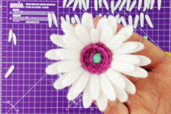 How to make a felt flower using a cutting machine. Free SVG Cut File for marguerite daisy flower